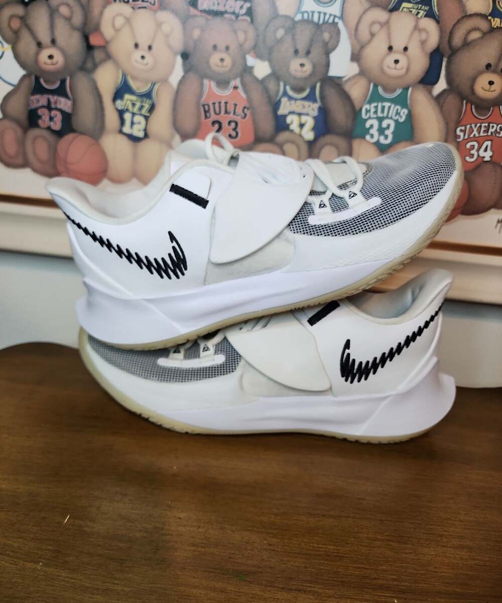 Nike Kyrie Low Eclipse Glow Men Size 9.5